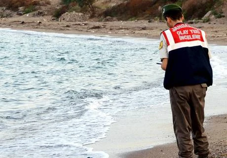 Xác cậu bé di cư Syria Aylan Kurdi trôi dạt vào bờ biển ở một resort. (Nguồn: independent.co.uk)