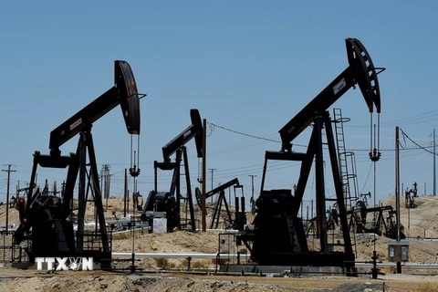 Trạm bơm tại mỏ dầu Kern River ở Bakersfield, California, Mỹ. (Nguồn: AFP/TTXVN)