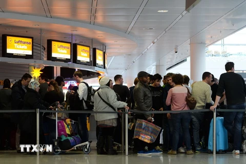 Hành khách chờ làm thủ tục tại cửa kiểm tra của Hãng hàng không Lufthansa ở sân bay Franz-Josef-Strauss thuộc Munich, miền Nam Đức. (Nguồn: AFP/ TTXVN)