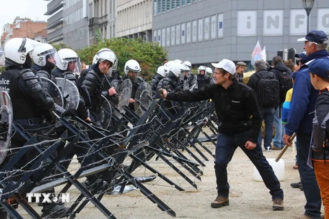Cảnh sát làm nhiệm vụ trong cuộc biểu tình. (Nguồn: THX/TTXVN)
