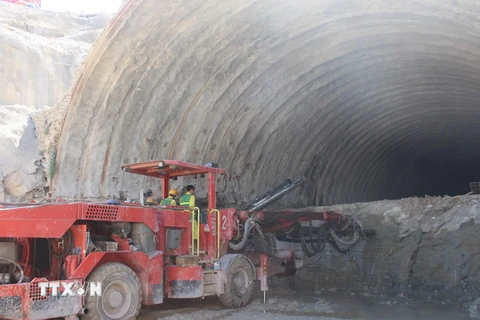 Mét đường hầm cuối cùng đã được khoan thủng vào sáng 9/9. (Ảnh: Đoàn Hữu Trung/TTXVN)