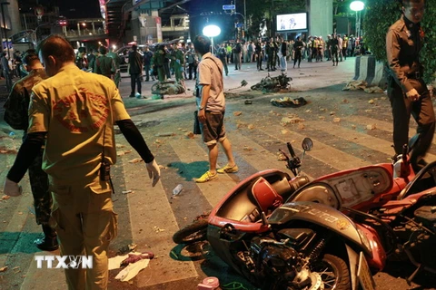 Cảnh sát Thái Lan điều tra tại hiện trường vụ nổ bom tại đền Erawan. (Nguồn: THX/TTXVN)