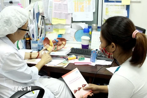 Tư vấn xét nghiệm, tầm soát và chẩn đoán viêm gan virus C cho người nhiễm HIV. (Ảnh: Dương Ngọc/TTXVN)