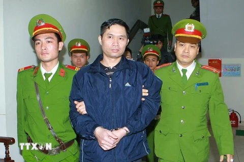 Dẫn giải bị cáo Nguyễn Mạnh Tường về trại giam sau Phiên tòa sơ thẩm. (Ảnh: Doãn Tấn/TTXVN)