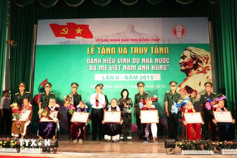 Trao tặng danh hiệu vinh dự cho các "Bà mẹ Việt Nam Anh hùng" tại buổi lễ. (Ảnh: Văn Trí/TTXVN)