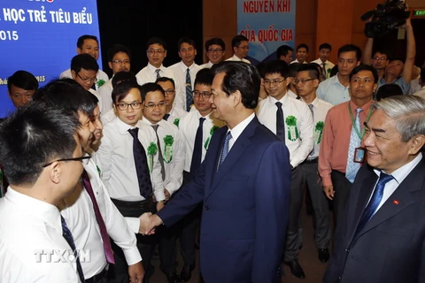 Thủ tướng Nguyễn Tấn Dũng gặp gỡ các đại biểu. (Ảnh: Đức Tám/TTXVN)