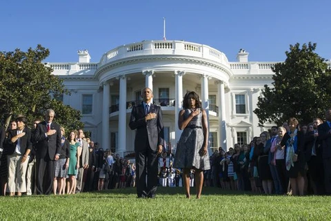 Tổng thống Mỹ Barack Obama cùng phu nhân và nhân viên của Nhà Trắng tưởng niệm nạn nhân vụ khủng bố 11/9. (Nguồn: mirror.co.uk)