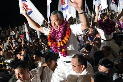 Thủ tướng Lý Hiển Long phát biểu cảm ơn những người ủng hộ cho PAP tại sân vận động Toa Payoh. (Ảnh: Mỹ Bình/Vietnam+)