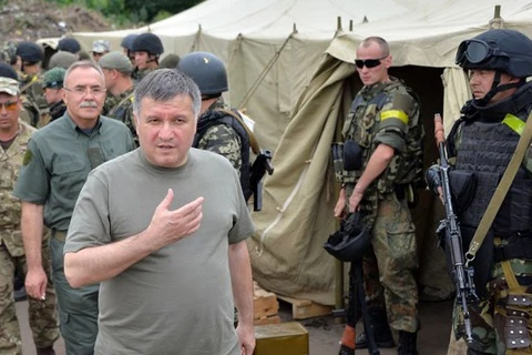 Bộ trưởng Nội vụ Ukraine Arsen Avakov thăm một căn cứ gần thành phố Izyum htáng 7/2014. (Nguồn: AFP)