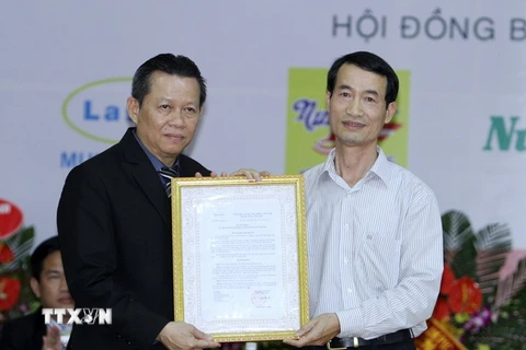 Trao quyết định của Bộ Nội Vụ đồng ý thành lập Liên đoàn Boxing Việt Nam. (Ảnh: Quốc Khánh/TTXVN)