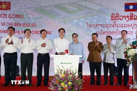 Thủ tướng Nguyễn Tấn Dũng và Thủ tướng Lào Thongsing Thammavong bấm nút khởi công dự án khai thác và chế biến muối mỏ Kali. (Ảnh: Đức Tám/TTXVN)
