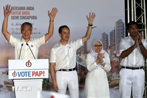Thủ tướng Singapore Lý Hiển Long (trái) và các thành viên đảng PAP sau khi kết quả bầu cử được công bố. (Nguồn: AFP/TTXVN)