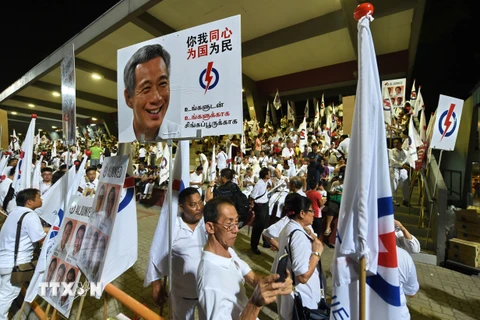 Những người ủng hộ PAP vui mừng sau khi kết quả bầu cử được công bố. (Nguồn: AFP/TTXVN)