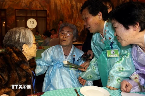 Cụ bà Hàn Quốc 96 tuổi (trái) gặp lại người thân ở Triều Tiên tại Kumgang. (Nguồn: Yonhap/TTXVN)