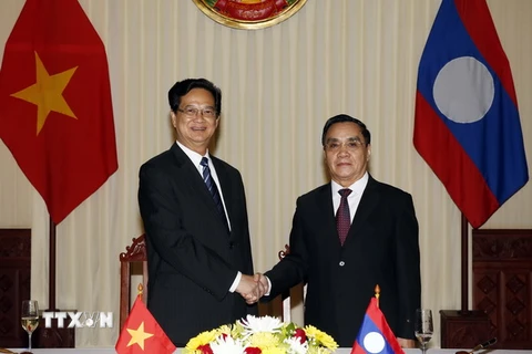 Thủ tướng Nguyễn Tấn Dũng và Thủ tướng Lào Thongsing Thammavong. (Ảnh: Đức Tám/TTXVN)