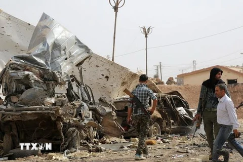 Lực lượng an ninh người Kurd điều tra tại hiện trường vụ đánh bom. (Nguồn: AFP/TTXVN)