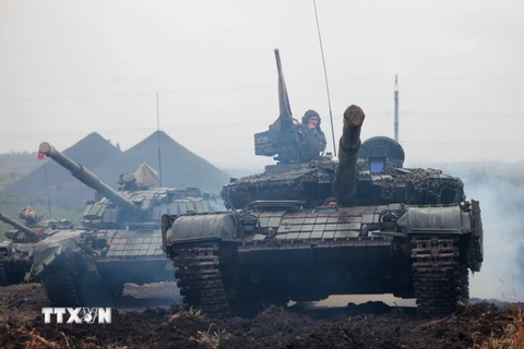  Tay súng ly khai làm nhiệm vụ trong một chiến dịch quân sự ở thị trấn Torez thuộc khu vực Donetsk. (Nguồn: AFP/TTXVN)