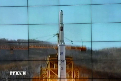 Tên lửa Unha-3 rời bệ phóng ở Trung tâm Vũ trụ Sohae, tỉnh Bắc Pyongan. (Nguồn: AFP/TTXVN)