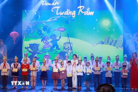 Phó Chủ tịch nước Nguyễn Thị Doan trao học bổng cho các em có hoàn cảnh khó khăn vươn lên trong học tập. (Ảnh: Nguyễn Quang/TTXVN)
