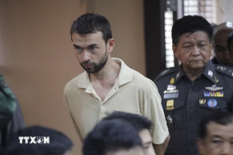 Nghi phạm Adem Karadag (trái) tại sở cảnh sát Bangkok, Thái Lan. (Nguồn: THX/TTXVN)
