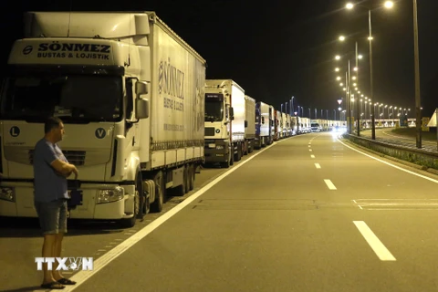 Đoàn xe tải xếp hàng dài trên đường cao tốc gần Batrovci ở biên giới Serbia-Croatia ngày 23/9. (Nguồn: AFP/TTXVN)
