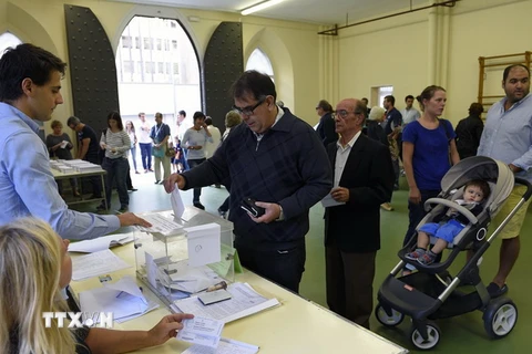 Cử tri Catalonia bỏ phiếu tại một điểm bầu cử ở Barcelona. (Nguồn: AFP/TTXVN)