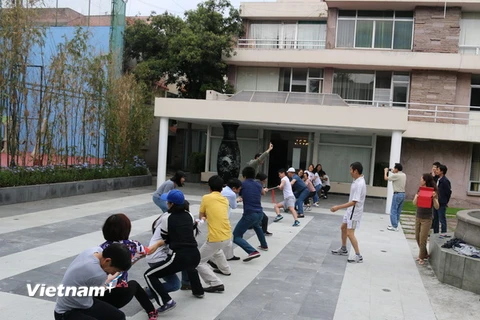 Trò chơi kéo co diễn ra tại sân Đại sứ quán chào mừng Tết Trung thu 2015. (Ảnh: Việt Hòa/Vietnam+)