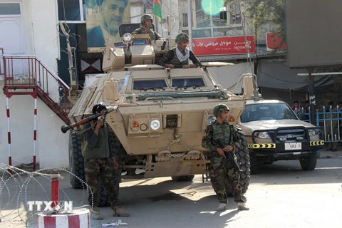 Binh sỹ Afghanistan gác tại một vị trí trong cuộc giao tranh với phiến quân Taliban ở Kunduz. (Nguồn: Reuters/TTXVN)