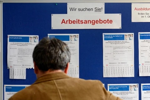 Thông báo tuyển dụng tại một văn phòng việc làm ở Đức. (Nguồn: AFP)
