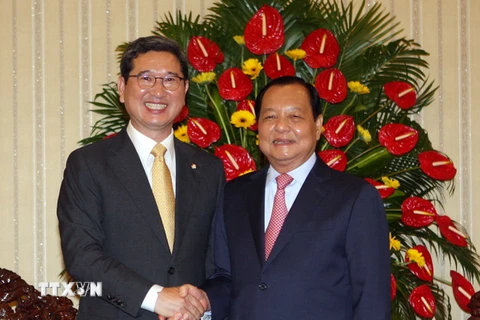  Bí thư Thành ủy TP.HCM Lê Thanh Hải với Nghị sỹ Kim Hack-Yong. (Ảnh: Thanh Vũ/TTXVN)