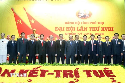 Chủ tịch Quốc hội Nguyễn Sinh Hùng và Phó Thủ tướng Nguyễn Xuân Phúc với Đoàn Chủ tịch Đại hội. (Ảnh: Nhan Sáng/TTXVN)