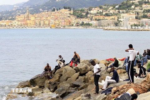 Người di cư tại bờ biển Ventimiglia, Italy. (Nguồn: AFP/TTXVN)