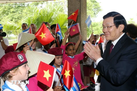 Chủ tịch nước Trương Tấn Sang với các cháu học sinh Cuba. (Ảnh: Nguyễn Khang/TTXVN)