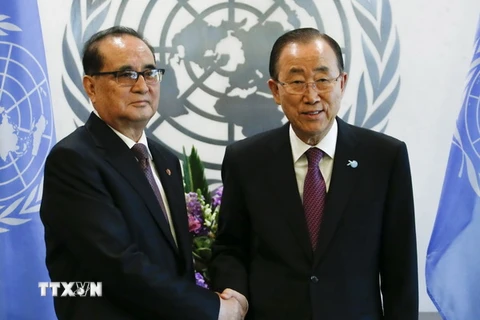 Bộ trưởng Ngoại giao Triều Tiên Ri Su-Yong và Tổng thư ký Liên hợp quốc Ban Ki-moon trong cuộc gặp bên lề phiên họp của Đại hội đồng Liên hợp quốc. (Nguồn: AFP/TTXVN)