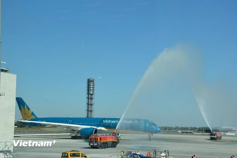 Màn phun cầu vồng nước khi chiếc máy bay A350 bắt đầu lăn bánh trên đường băng của sân bay Charles de Gaulle (Paris) chiều 1/10. (Ảnh: Bích Hà/Vietnam+)