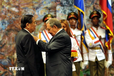 Chủ tịch Cuba Raúl Castro trao tặng Chủ tịch Lào Choummaly Sayasone Huân chương José Martí. (Ảnh: Lê Hà/TTXVN​)