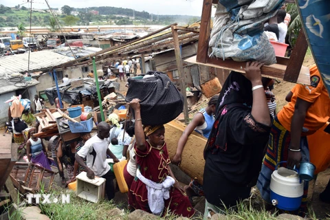 Người dân tại một xã nghèo đói thuộc Abidjan, Côte d'Ivoire. (Nguồn: AFP/TTXVN)