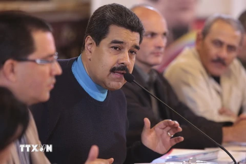 Tổng thống Venezuela Nicolas Maduro (thứ 2, trái) chủ trì cuộc họp với các Bộ trưởng Chính phủ tại Caracas. (Nguồn: AFP/TTXVN)