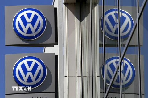Logo Volkswagen được trưng bày tại một đại lý bán xe ở Artarmon, ngoại ô Australia ngày 3/10. (Nguồn: Reuters/TTXVN)