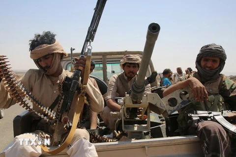 Các tay súng bộ lạc ủng hộ Chính phủ Yemen sau khi giành lại quyền kiểm soát một khu vực ở Marib, phía Đông Sanaa. (Nguồn: AFP/TTXVN)