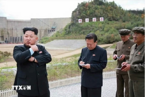 Nhà lãnh đạo Kim Jong-un (trái) thị sát công trường xây dựng nhà máy thủy điện Paektusan ở tỉnh Ryanggaung, gần biên giới với Trung Quốc. (Nguồn: Yonhap/TTXVN)