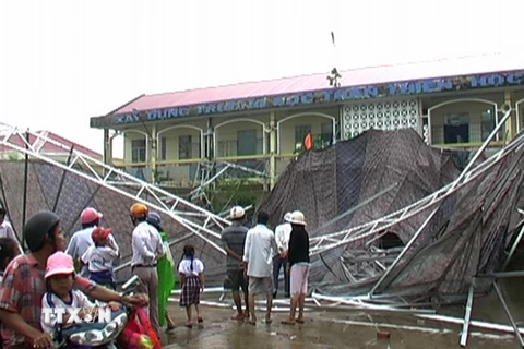 Mái che tại trường tiểu học Giá Rai bị đổ sập do mưa giông. (Ảnh: Nguyễn Thanh Liêm/TTXVN)