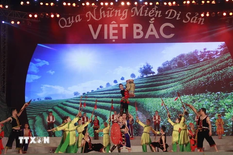  Một tiết mục nghệ thuật của đoàn Thái Nguyên tại Lễ khai mạc chương trình du lịch “Qua những miền di sản Việt Bắc” lần thứ 6. (Ảnh: Lan Anh/TTXVN)