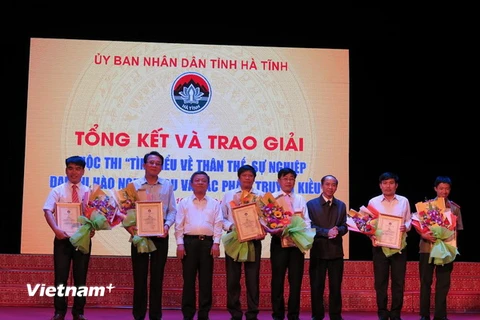  Ban tổ chức trao giải cho các tập thể và cá nhân đoạt giải. (Ảnh: Công Tường/Vietnam+)