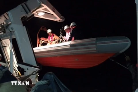Xuồng cứu hộ đưa các thuyền viên lên tàu SAR 421 an toàn. (Ảnh: Xuân Nguyên/TTXVN)
