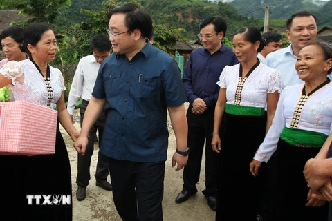 Phó Thủ tướng Hoàng Trung Hải trong một chuyến thăm và tặng quà bà con tái định cư dự án thủy điện Sơn La. (Ảnh: Ngọc Hà/TTXVN)