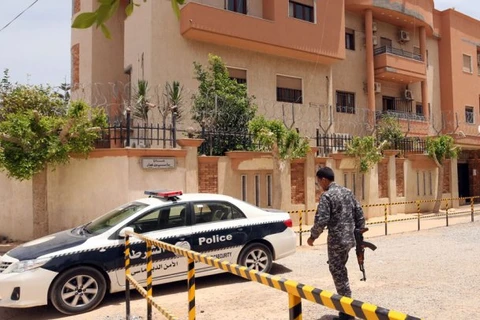 Một cảnh sát đứng canh gác bên ngoài lãnh sự quán Tunisia ở Tripoli. (Nguồn: AFP)