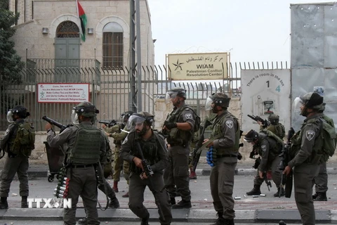 Lực lượng an ninh Israel được triển khai để đối phó với người biểu tình Palestine tại Bethlehem, Khu Bờ Tây. (Nguồn: AFP/TTXVN)