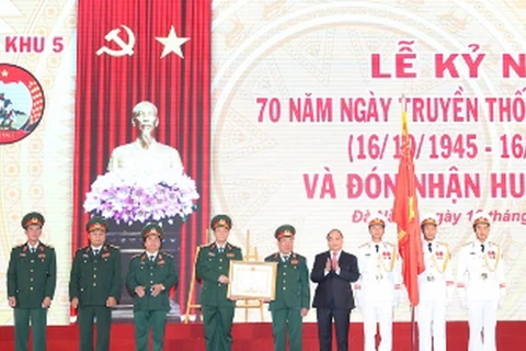 Phó Thủ tướng Nguyễn Xuân Phúc trao Huân chương Quân công hạng nhất cho Lực lượng vũ trang Quân khu 5. (Nguồn: baochinhphu.vn)