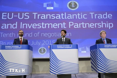 Trưởng đoàn đàm phán Mỹ Dan Mullaney (phải) và người đồng cấp EU Ignacio Garcia Bercero trong cuộc họp báo kết thúc vòng đàm phán thứ 10 TTIP. (Nguồn: AFP/TTXVN)
